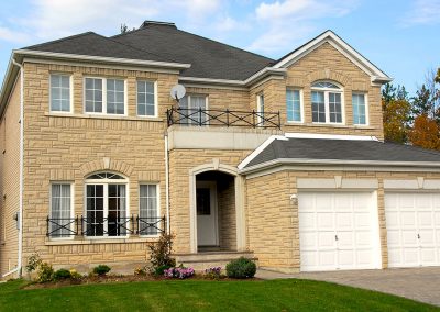 Grand maison avec nouvelle toiture - Toiture en bardeaux asphalte à Montréal, Laval et ses environs Réparation toiture Montréal