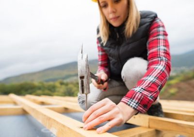 Femme qui scelle une toiture à Montréal - Réparation toiture Montréal