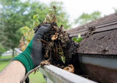 Nettoyage de gouttières sales à Laval, Montréal et ses environs - Réparation Toiture Montréal